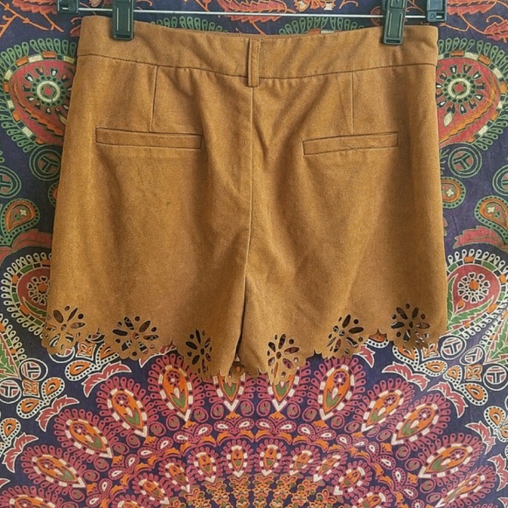 Cut out suede shorts - Picture 3 of 4
